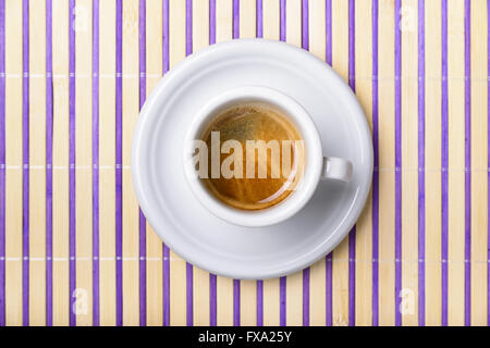 Tasse de café isolé sur napperon en bois coloré Banque D'Images