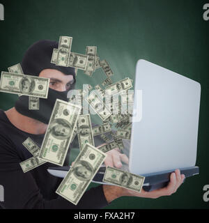 Image composite de l'accent cambrioleur avec balaclava holding laptop Banque D'Images