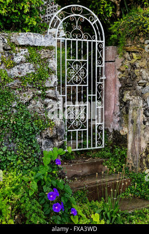 Porte du jardin d'un jardin secret. Banque D'Images