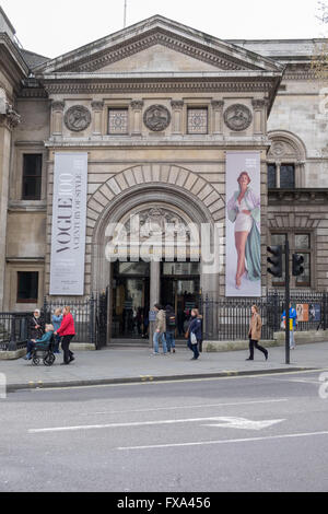 Entrée de la National Portrait Gallery, Charing Cross Road, London, England, UK Banque D'Images