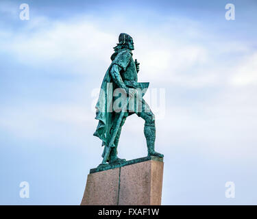 Statue de Leif Eriksson, Hallgrimskirkja en dehors de Reykjavik, Islande Banque D'Images