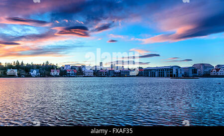 Coucher du soleil sur le lac Tjornin REYKJAVIK, Iceland Banque D'Images