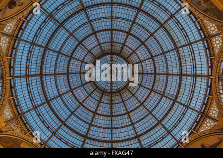 Dôme en verre sur l'octogone dans la Galleria Vittorio Emanuele II, Place de la cathédrale, la Piazza del Duomo, Milan, Italie Banque D'Images