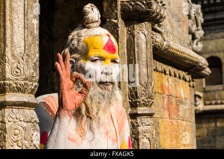 Le portrait d'un Sadhu, saint homme, assis dans une porte de temple de Pashupatinath, Katmandou, Népal Banque D'Images