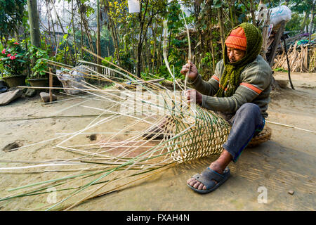 Un homme est un panier de bambou, tissage, Sauraha Chitwan, Népal Banque D'Images