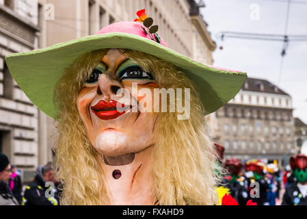 Portrait d'une femme portant une robe et un masque lors de la grande procession au carnaval de Bâle, Carnaval de Bâle, Bâle Banque D'Images