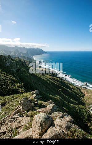 Dans la côte de montagnes d'Anaga Benijo, Tenerife, Espagne Banque D'Images