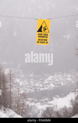 Dead End panneau d'avertissement pour les skieurs et planchistes dans un ravin au-dessus de l'Argentière, France Banque D'Images