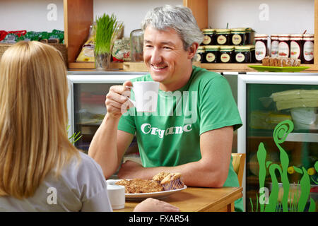 Happy senior couple drinking tasse de café dans un café Banque D'Images