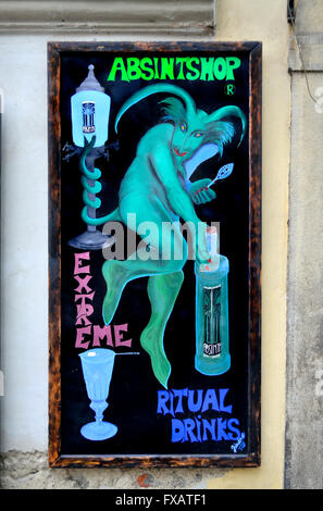 Prague, République tchèque. L'Absinthe shop en haut de la rue Nerudova () où il rencontre Uvoz Banque D'Images