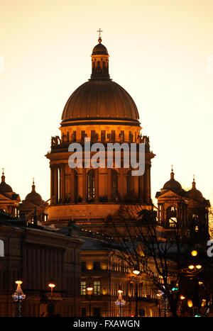 La Russie. Saint Petersburg. Voir à la tombée de la Cathédrale Saint Isaac. Russe orthodoxe. Architecture Auguste de Montferrand. Le style néoclassique. 1818-1858. Banque D'Images