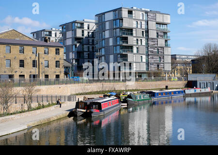 Bateaux amarrés étroit sur le Regents Canal près de King's Place, King's Cross, Londres, Angleterre, Royaume-Uni Banque D'Images
