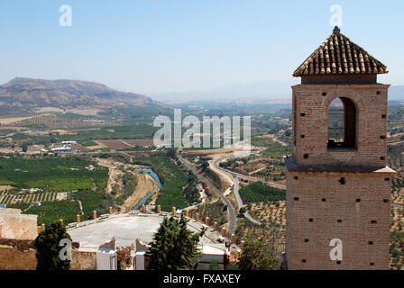 Vue d'une partie du château et la campagne environnante (Castillo del Cerro de las Torres), Alora, Province de Malaga, Espagne. Banque D'Images