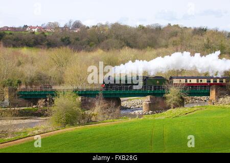 LMS train à vapeur Royal Scot Classe 7P 4-6-0 46100 Royal Scot. Cummersdale Cummersdale, Viaduc, Carlisle, Cumbria, England, UK. Banque D'Images