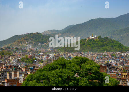 La ville de Katmandou et Swayambunath vu de Katmandou Durbar Square au Népal le 5 avril 2015 Banque D'Images