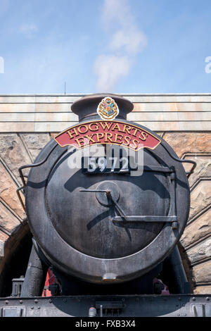 Gros plan du Château de Poudlard Express Locomotive Train à vapeur avec de la vapeur provenant de la Cheminée Universal Studios Florida Banque D'Images