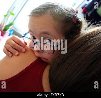 Petite fille pleurer sur les mains de la mère Banque D'Images