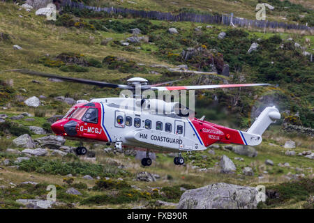 D'exploitation d'hélicoptères de la Garde côtière HM, Snowdonia dans le Nord du Pays de Galles. Banque D'Images