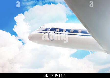 Avion du passager dans le ciel le fond de nuage Banque D'Images