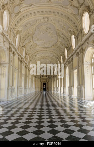 VENARIA, ITALIE- 12 avril 2016 : le marbre blanc décoré Galleria Grande, au Palais Royal de Venaria Reale, ancien royal r Banque D'Images