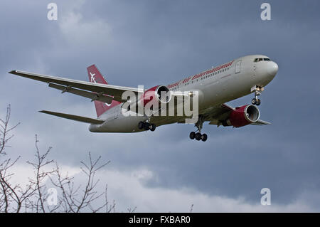 Omni Air International Boeing 767 atterrit à RAF Lakenheath Banque D'Images
