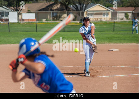 En softball uniforme blanc lançant la balle courbe Banque D'Images