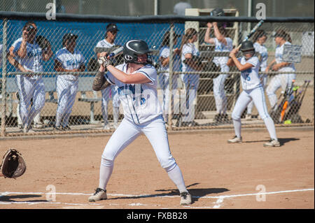 En softball uniforme blanc en attente de la hauteur. Banque D'Images