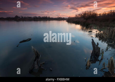 Magnifique coucher de soleil au bord de lac avec ciel soirée colorée réfléchie sur l'eau Banque D'Images