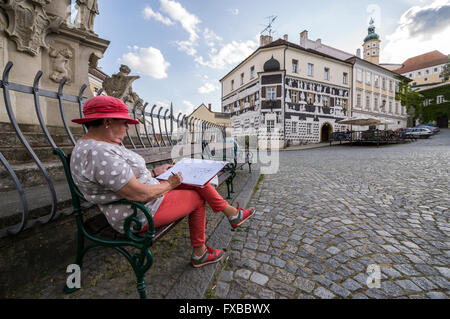 Place centrale historique de Mikulov, en Moravie, en République tchèque. Sainte Trinité statue sur la gauche et la célèbre maison sgraffite sur la droite Banque D'Images