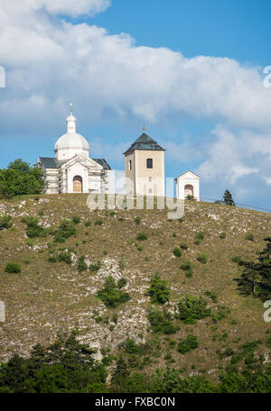 Chapelle Saint Sébastien et clocher sur la Montagne Sainte (Svaty Kopecek) à Mikulov ville, la région de Moravie en République Tchèque Banque D'Images