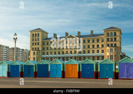 Cabines colorées à Hove, East Sussex, Angleterre. Banque D'Images