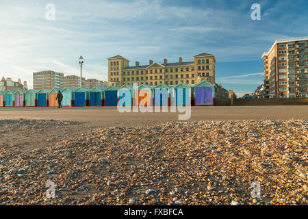 Cabines colorées à Hove, East Sussex, Angleterre. Banque D'Images