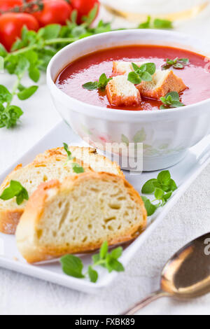 Soupe aux tomates maison avec l'origan et croûtons Banque D'Images