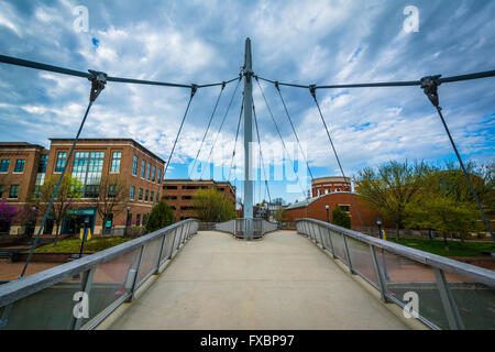 Pont moderne à Carroll Creek Parc linéaire, de Frederick, Maryland. Banque D'Images