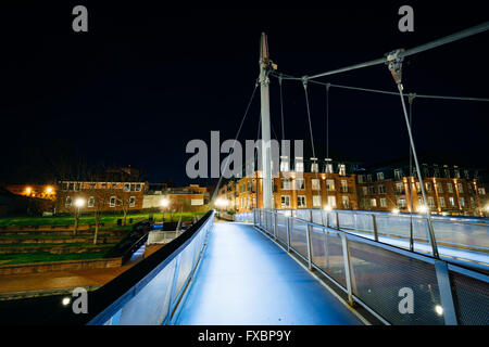 Pont sur le ruisseau Carroll moderne dans la nuit, à Carroll Creek Parc linéaire, de Frederick, Maryland. Banque D'Images