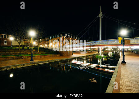 Pont sur le ruisseau Carroll moderne dans la nuit, à Carroll Creek Parc linéaire, de Frederick, Maryland. Banque D'Images