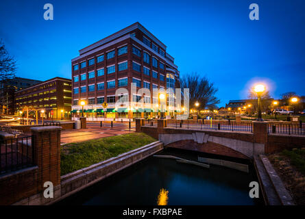 Bâtiment moderne et pont sur le ruisseau Carroll dans la nuit, à Carroll Creek Parc linéaire, de Frederick, Maryland. Banque D'Images
