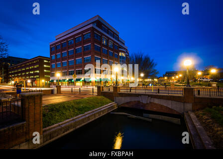 Bâtiment moderne et pont sur le ruisseau Carroll dans la nuit, à Carroll Creek Parc linéaire, de Frederick, Maryland. Banque D'Images