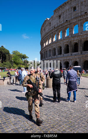 Soldats en patrouille autour du Colisée à Rome, Italie Banque D'Images