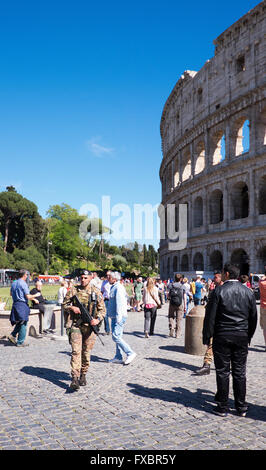 Soldats en patrouille autour du Colisée à Rome, Italie Banque D'Images