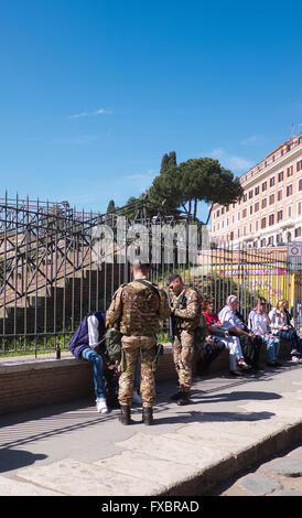 Soldats en patrouille autour du Colisée à Rome, Italie Banque D'Images