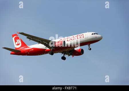 Airbus A321-211 Air Berlin approche à l'atterrissage à l'aéroport Franz Josef Strauss, Munich, Haute-Bavière, Allemagne, Europe. Banque D'Images