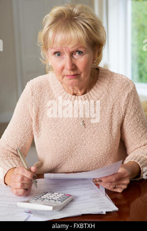 Senior Woman concernés d'examiner les finances publiques Banque D'Images