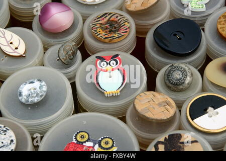 Assortiment coloré de boutons, marché aux puces, l'Allemagne. Banque D'Images