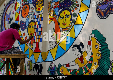 Dhaka, Bangladesh. 13 avr, 2016. Les étudiants de la Faculté des beaux-arts de l'Université de Dacca, mur peint. © Mohammad Ponir Hossain/ZUMA/Alamy Fil Live News Banque D'Images