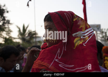 Gazipur, Dhaka, Bangladesh. 13 avr, 2016. Un groupe de dévots hindous effectuer les rituels de Charak Puja, une très charmante folk festival du sud de la ceinture de sécurité du Bangladesh et du Bengale-Occidental. Également connu sous le nom de Nil Puja, les Hindous croient que le festival va mener à la prospérité par l'élimination de la douleur et les souffrances de l'année précédente. Le festival est en fait un festival pour satisfaire le Seigneur Shiva. © Probal Rashid/ZUMA/Alamy Fil Live News Banque D'Images