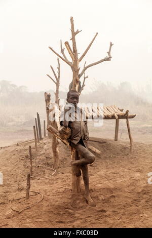 Le Soudan du Sud. Feb 21, 2016. Un garçon Mundari est contre un arbre dans son camp sur les rives du Nil. Les bovins ont toutes été prises en pâturage. Ankole-Watusi, également connu sous le nom de Longhorn Ankole, ou "bétail de Kings' est un livre de 900 à 1 600 bovins de race Landrace Originaire de l'Afrique avec des cornes qui peuvent atteindre jusqu'à 8 pi de hauteur. © Tarek Zaidi/ZUMA/ZUMAPRESS.com/Alamy fil Live News Banque D'Images