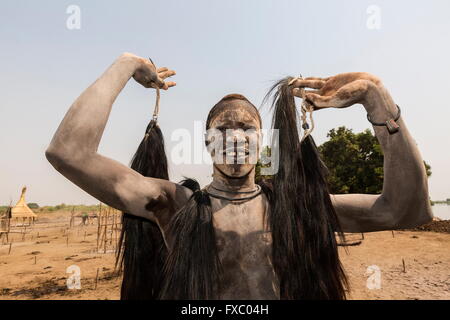 Le Soudan du Sud. Feb 21, 2016. Couvert de cendres, un homme Mundari affiche les glands faits de queues de vache qui sera joint à son animalsâ prisé des cornes. Ankole-Watusi, également connu sous le nom de Longhorn Ankole, ou "bétail de Kings' est un livre de 900 à 1 600 bovins de race Landrace Originaire de l'Afrique avec des cornes qui peuvent atteindre jusqu'à 8 pi de hauteur. © Tarek Zaidi/ZUMA/ZUMAPRESS.com/Alamy fil Live News Banque D'Images