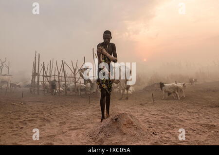 Le Soudan du Sud. Feb 22, 2016. Un homme se lave Mundari lui-même dans les cendres d'un feu de bouse au coucher du soleil. Ankole-Watusi, également connu sous le nom de Longhorn Ankole, ou "bétail de Kings' est un livre de 900 à 1 600 bovins de race Landrace Originaire de l'Afrique avec des cornes qui peuvent atteindre jusqu'à 8 pi de hauteur. © Tarek Zaidi/ZUMA/ZUMAPRESS.com/Alamy fil Live News Banque D'Images