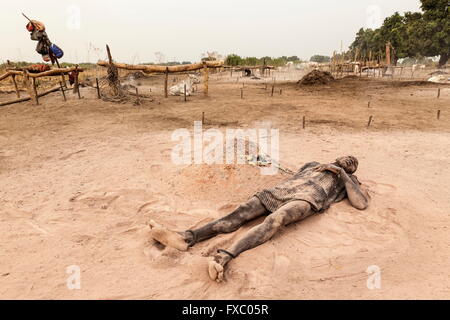 Le Soudan du Sud. Feb 21, 2016. Un homme se relaxe dans le Mundari soft couleur pêche, les cendres et la poussière d'un feu de bouse. Ankole-Watusi, également connu sous le nom de Longhorn Ankole, ou "bétail de Kings' est un livre de 900 à 1 600 bovins de race Landrace Originaire de l'Afrique avec des cornes qui peuvent atteindre jusqu'à 8 pi de hauteur. © Tarek Zaidi/ZUMA/ZUMAPRESS.com/Alamy fil Live News Banque D'Images